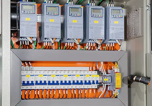 Montagem de quadro de comando elétrico